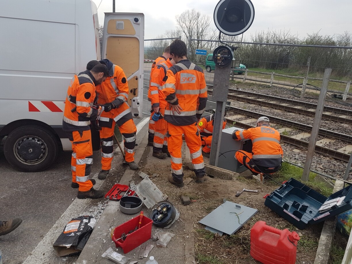 Le personnel de la SNCF travaille d'arrache-pied afin de rouvrir la ligne.