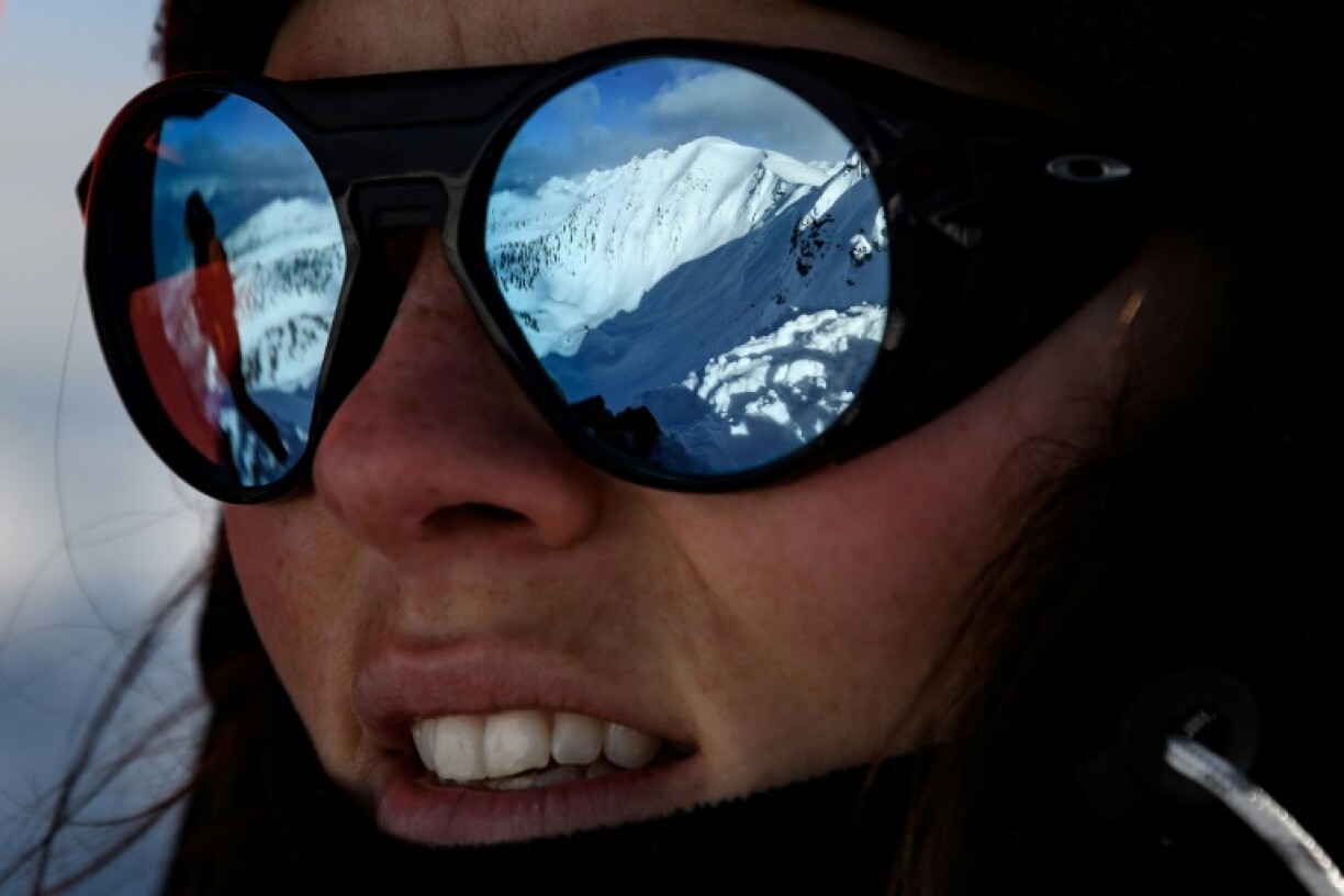 La snowboardeuse française Marion Haerty, regarde la face d'Ozone, avant la 2e étape du Freeride World Tour de ski et snowboard, le 6 février 2020 à Kicking Horse Mountain, au-dessus de Golden (Colombie britannique)