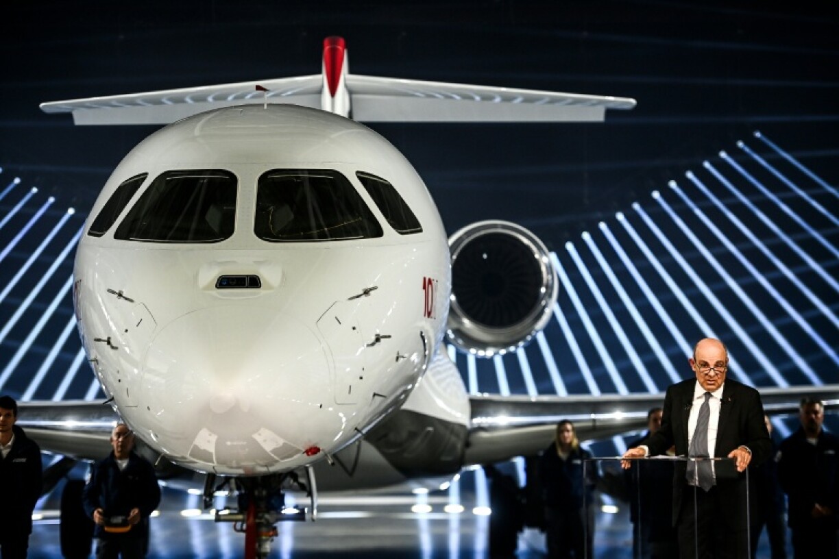 Le PDG de Dassault Eric Trappeir présente le nouveau jet d'affaires Falcon 10X à M2rignac, dans le sud-ouest de la France, le 10 mars 2026