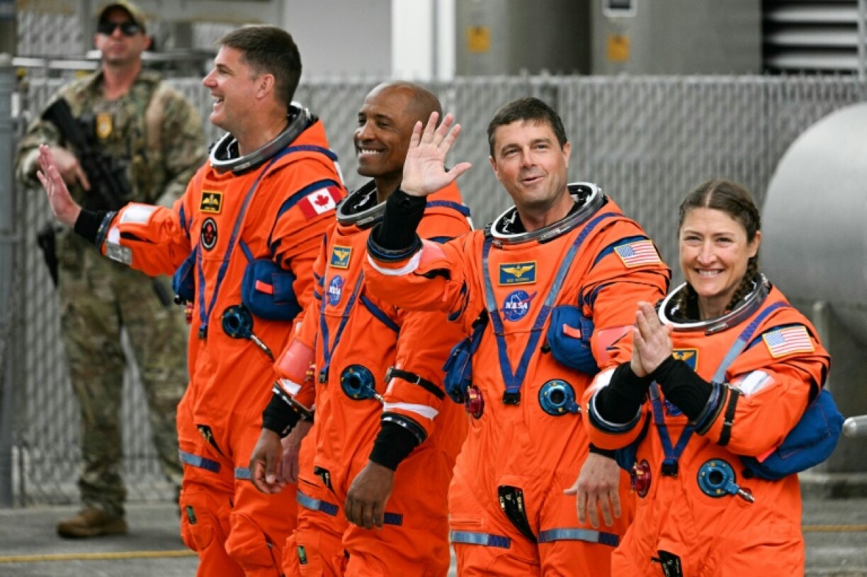 Les quatre astronautes de la mission Artémis 2 avant leur décollage, le 1er avril 2026 au Kennedy Space Center de Cap Canaveral (Floride)