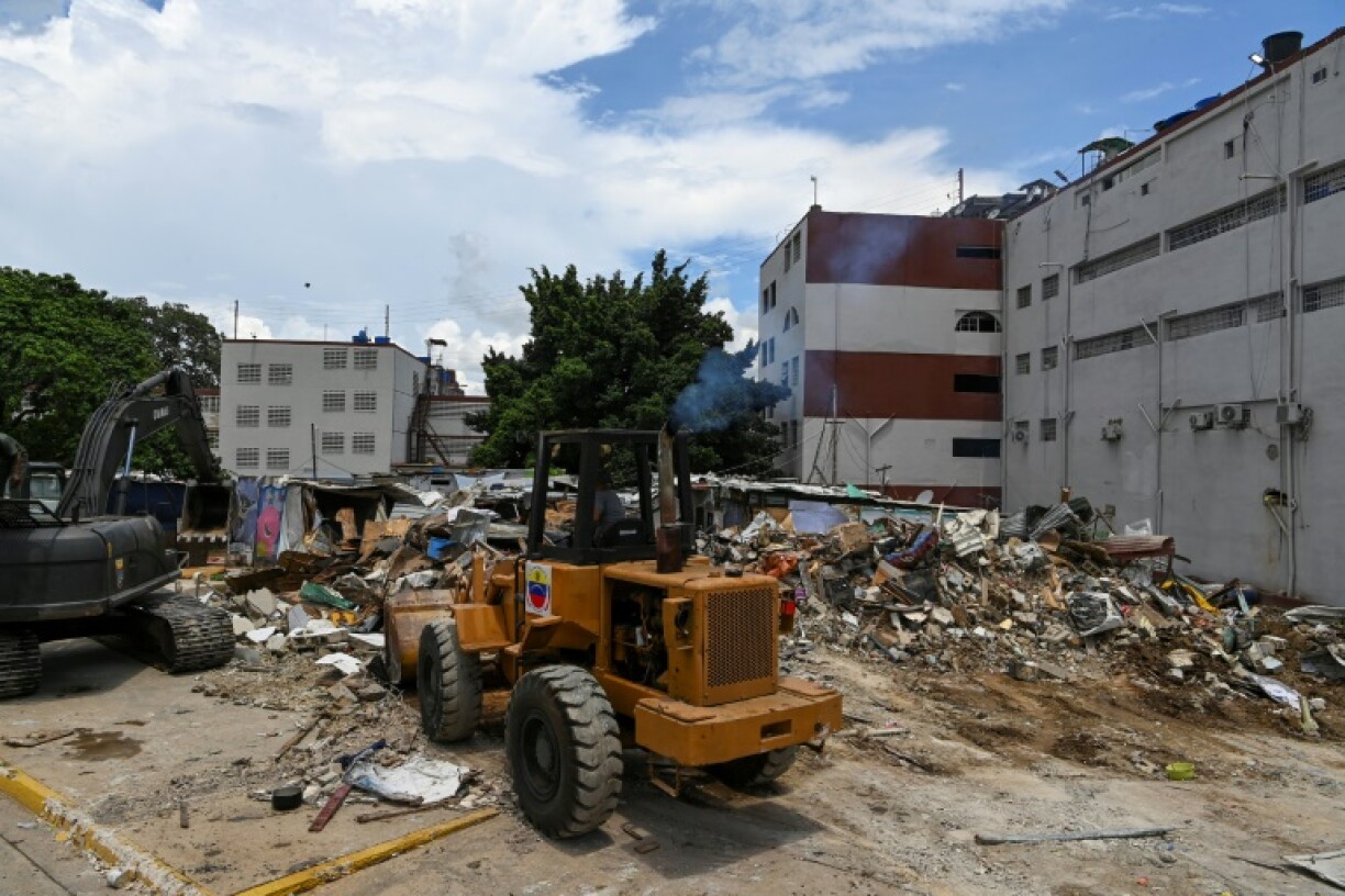 Venezuelan military and police destroy buildings at a prison where the Tren de Aragua gang set up its headquarters