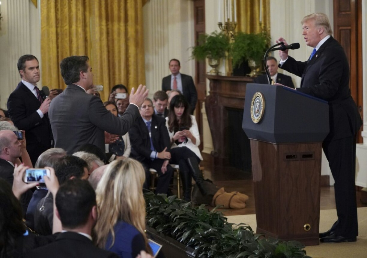 Le président américain Donald Trump (à droite) face au journaliste de CNN Jim Acosta, de dos, debout, à la Maison Blanche, le 7 novembre 2018