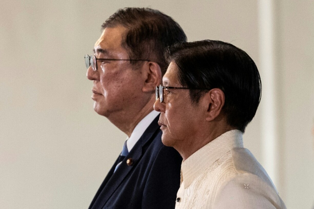 Philippine President Ferdinand Marcos (R) and Japanese Prime Minister Shigeru Ishiba met Tuesday at the presidential palace in Manila