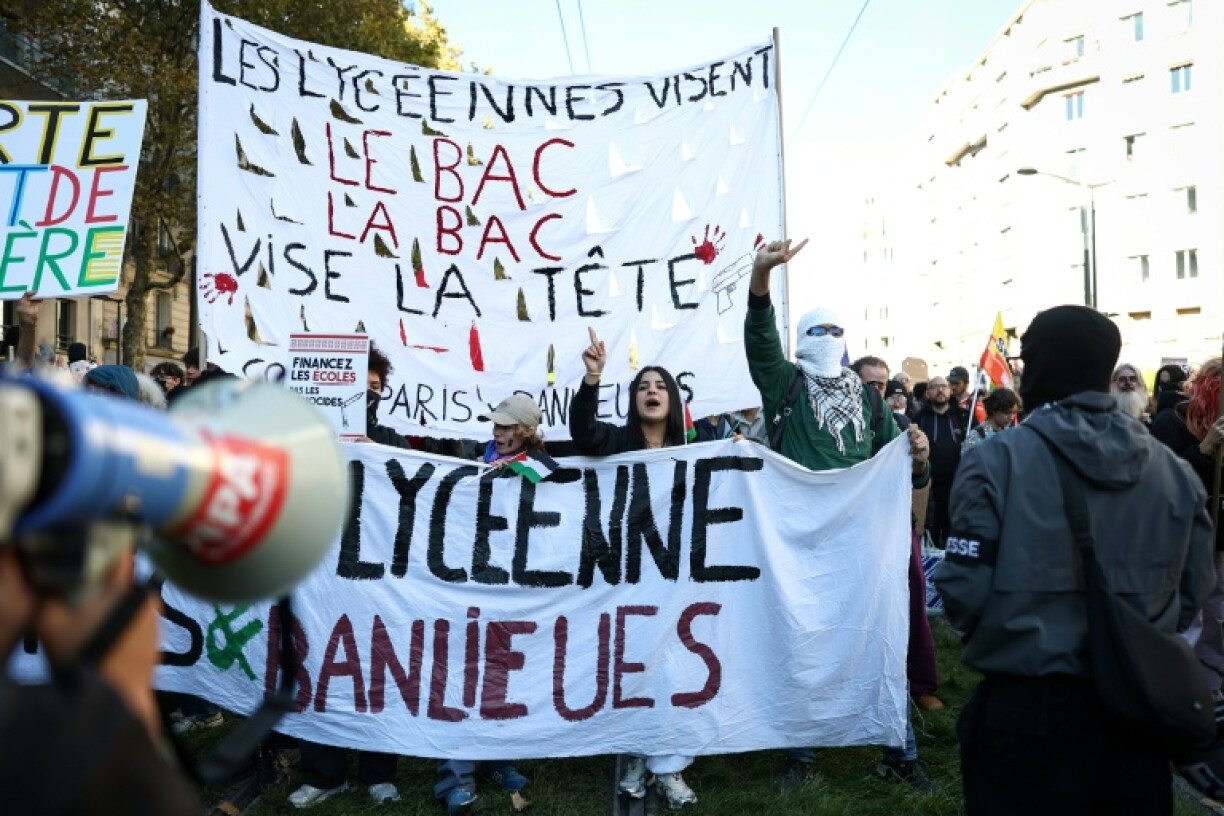 In Frankreich haben landesweite Proteste gegen hohe Lebenshaltungskosten und Missstände im Bildungssystem begonnen. In Paris riefen Studenten für die kommende Woche zur Blockade von Bildungseinrichtungen auf. Zahlreiche Metro-Stationen blieben geschlossen.