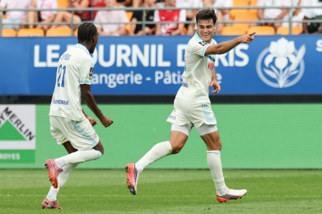 Giovanni Reyna (à droite) félicité par Pape Demba Diop après son but, le troisième de Strasbourg à Troyes, le 6 septembre 2026