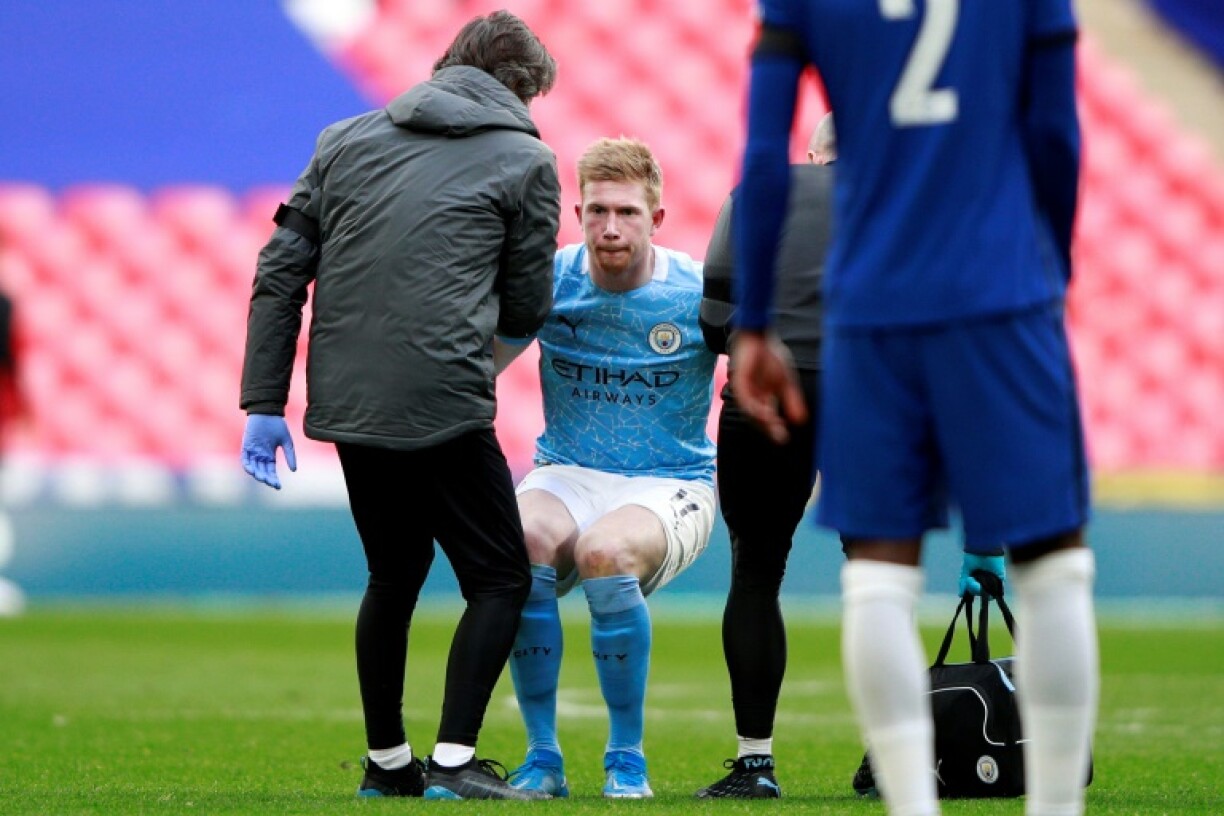 Le milieu belge de Manchester City, Kevin de Bruyne, reçoit des soins lors de la demi-finale de la Coupe d'Angleterre contre Chelsea, à Londres, le 17 avril 2021