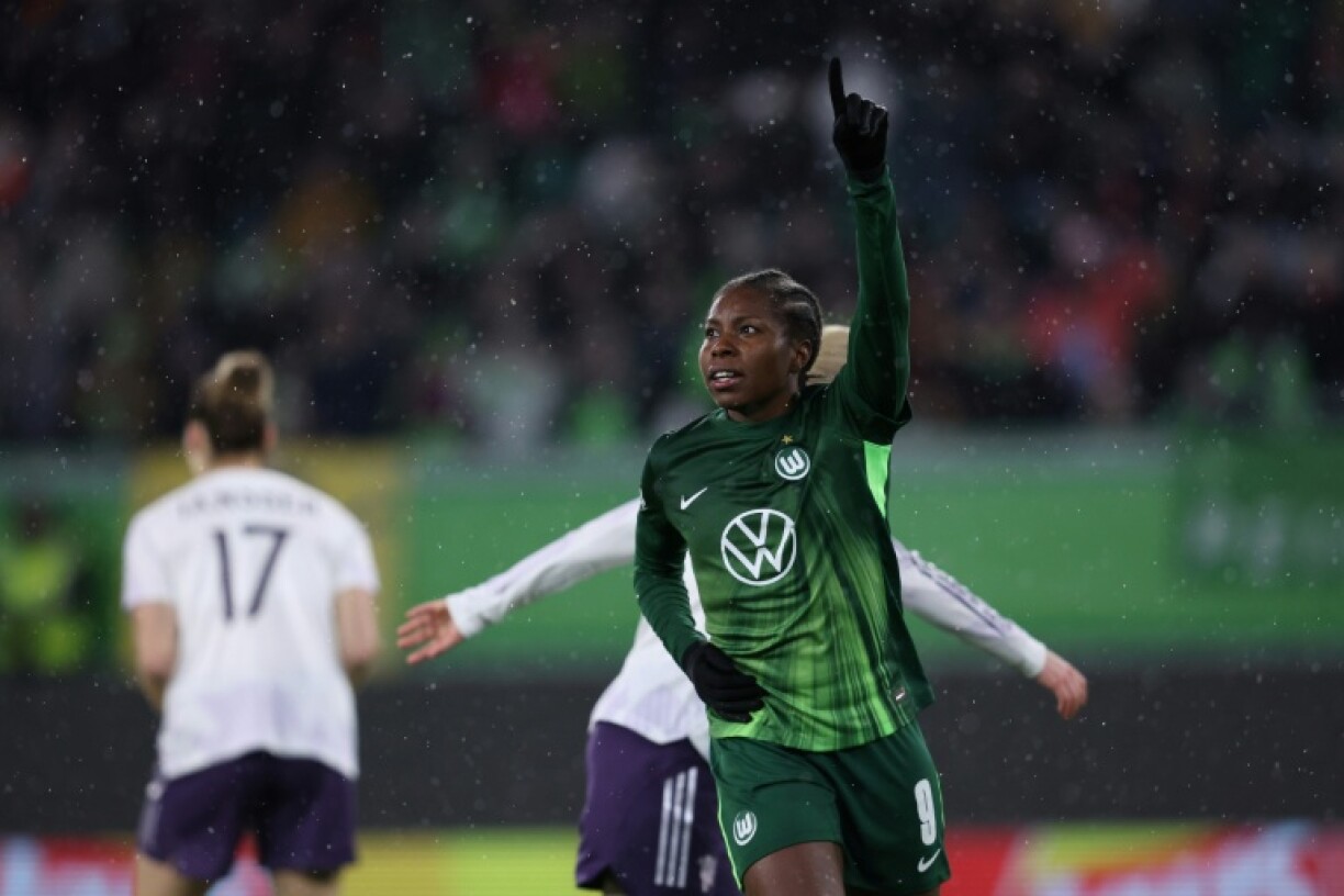 Lineth Beerensteyn struck twice as Wolfsburg put an end to Manchester United's perfect start in the Women's Champions League