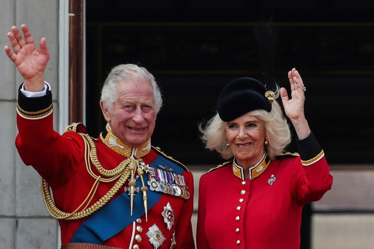 Le roi Charles III et la reine Camilla saluent la foule à l'occasion des cérémonies pour l'anniversaire du souverain britannique, à Londres le 17 juin 2023