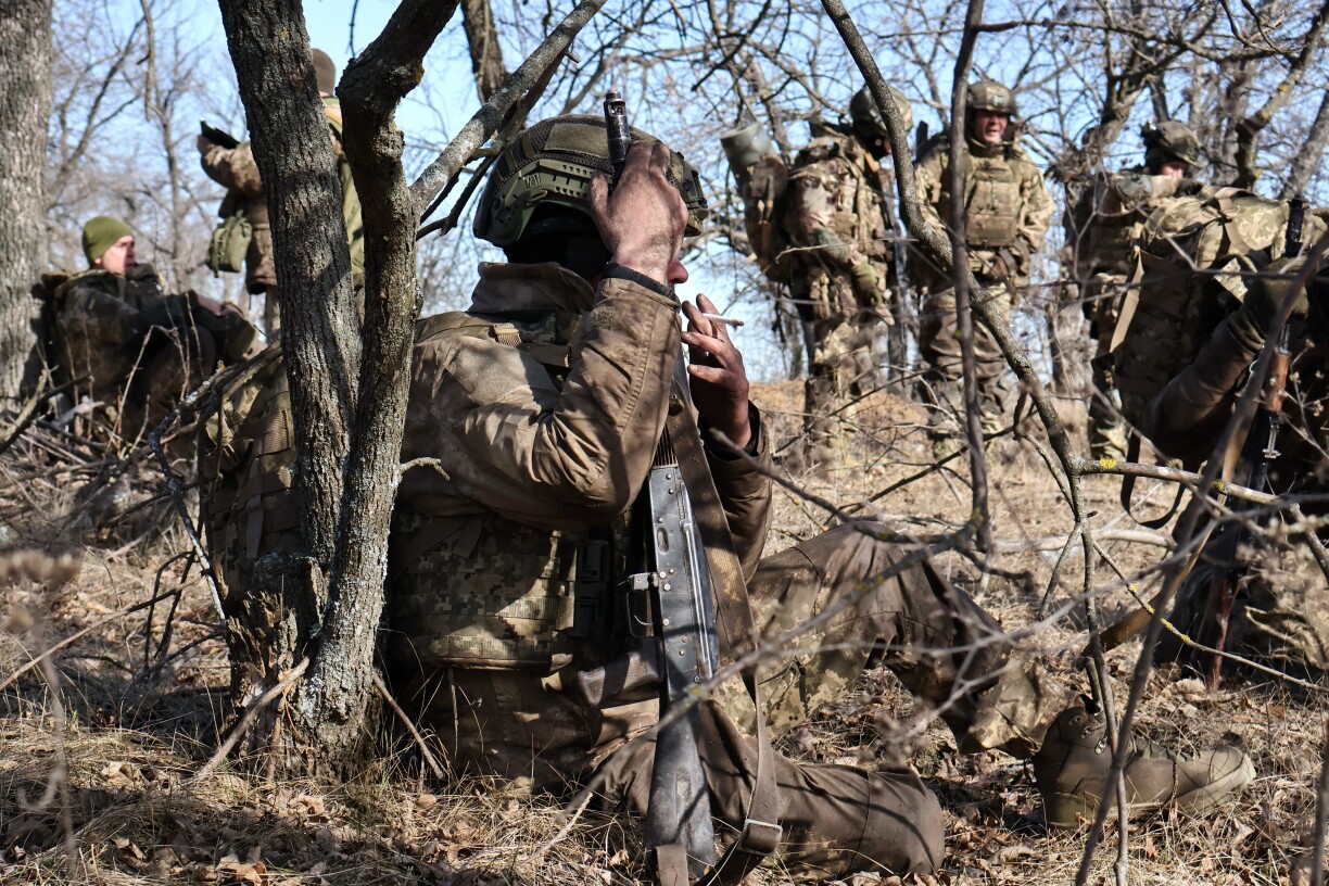 Ukrainesch Rekrutte bei enger Militärübung an der Regioun Saporischschija.