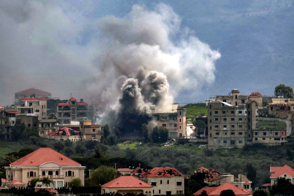 Des colonnes de fumée s’élèvent après un bombardement israélien sur le village de Khiam, dans le sud du Liban près de la frontière avec Israël, vu depuis la localité voisine de Marjayoun, le 16 mars 2026.