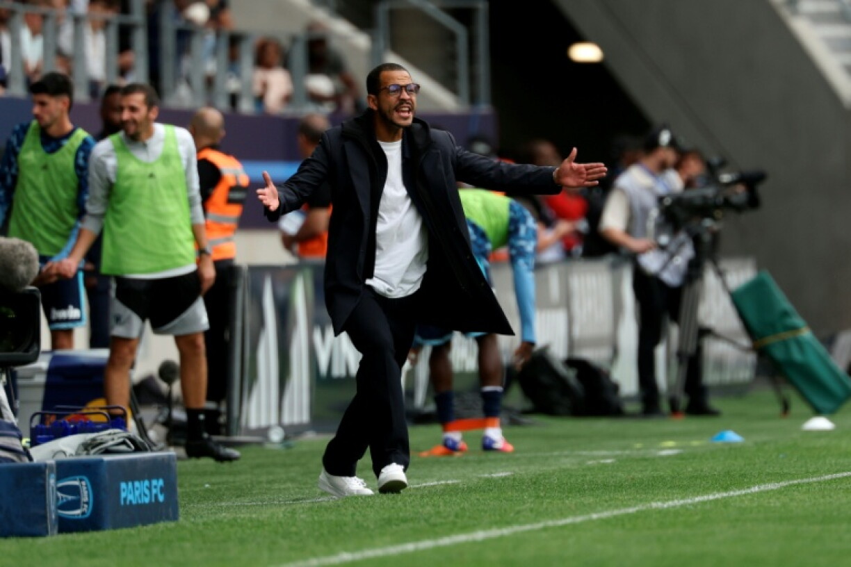L'entraîneur du Paris FC Liam Rosenior replace ses joueurs opposés à Nice au stade Jean-Bouin, le 30 août 2026