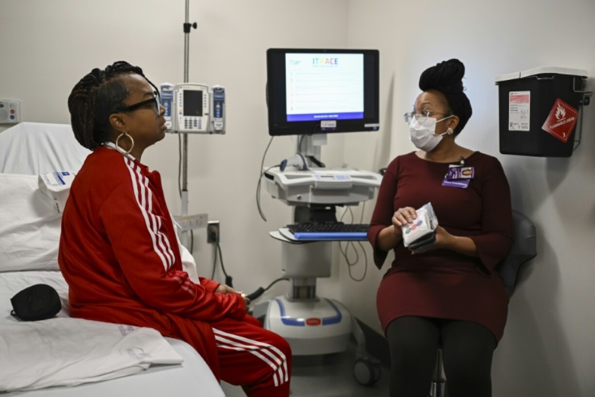 Towana Looney (L) is seen in NYU Langone Hospital in New York on December 11, 2024, just weeks after receiving a transplanted pig kidney