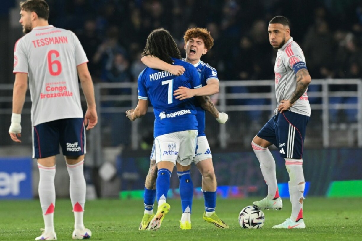 Le milieu belge de Strasbourg Diego Moreira (2e à G) dans les bras de son coéquipier argentin Valentin Barco après son but lors de la victoire du Racing 3-1 contre Lyon, le 22 février 2026 au Stade de la Meinau