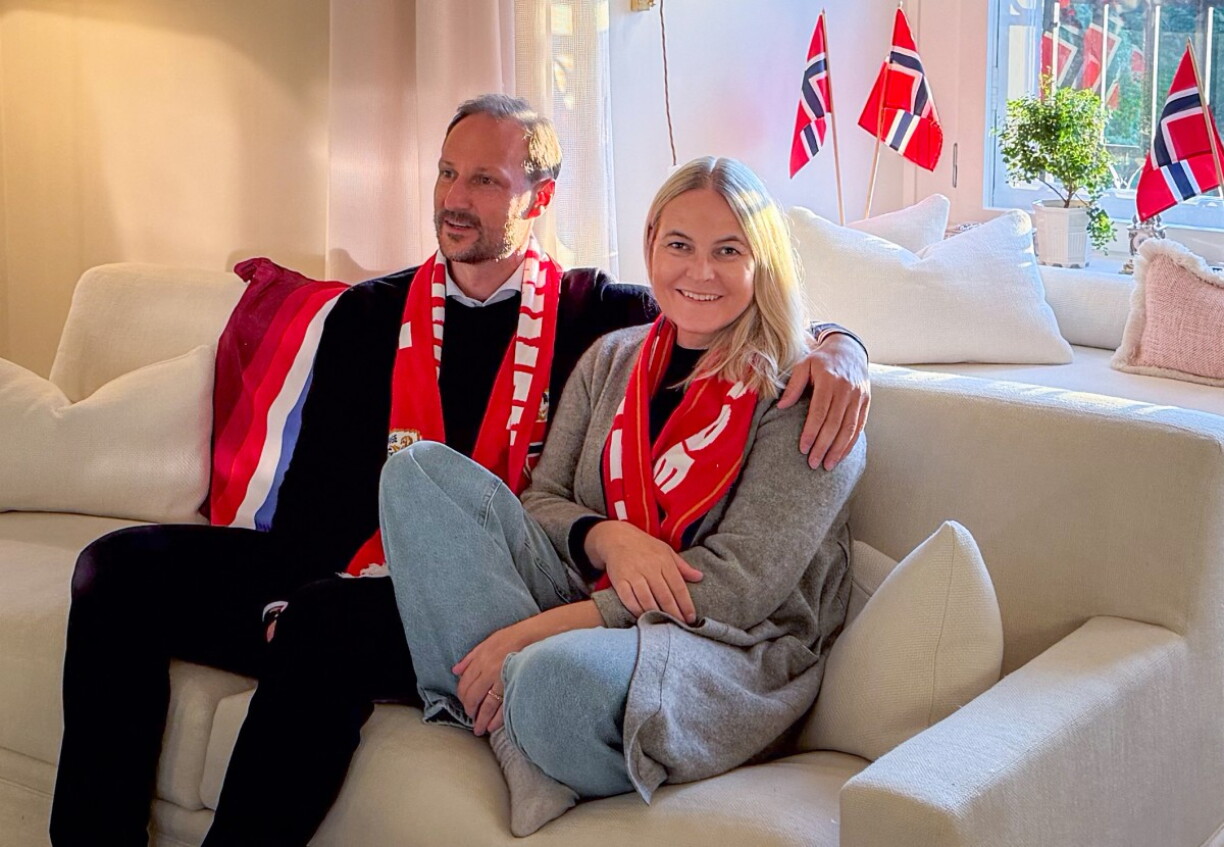D'Krounprinzessin Mette-Marit an de Krounprënz Haakon suivéieren de Match vun der norwegescher Nationalekipp géint Brasilien bei der Futtball-WM (5. Juni)