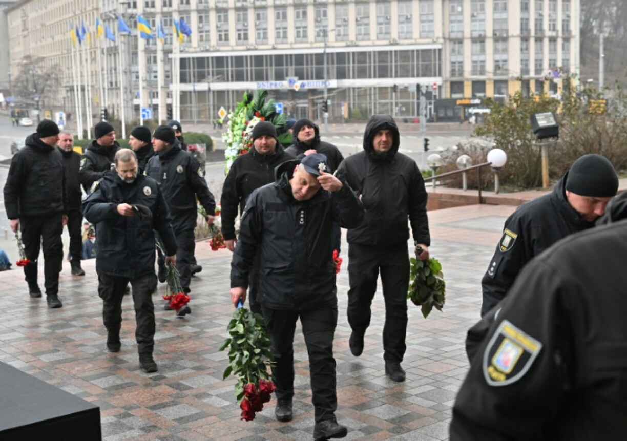 Des policiers ukrainiens arrivent aux funérailles du ministre de l'Intérieur et de ses collègues le 21 janvier 2023 à Kiev