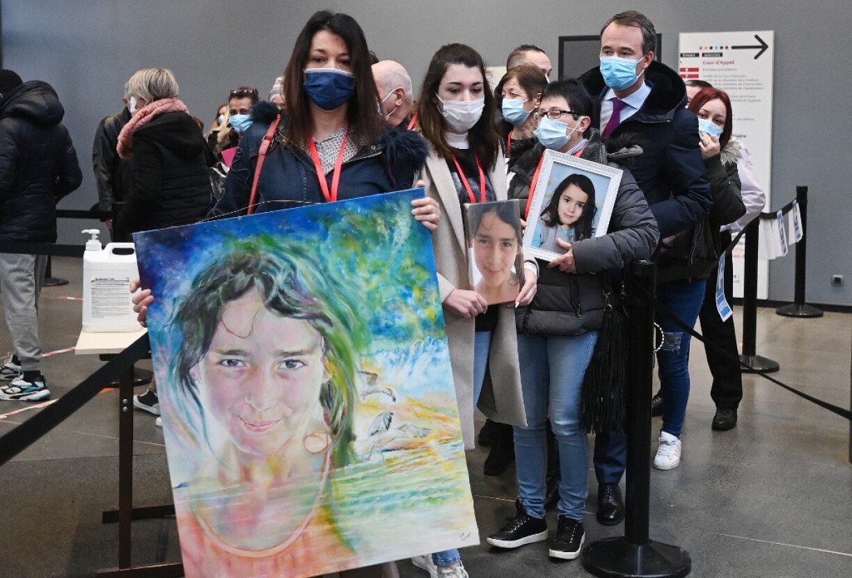 La mère de Maëlys présente le portrait de sa fille aux journalistes.