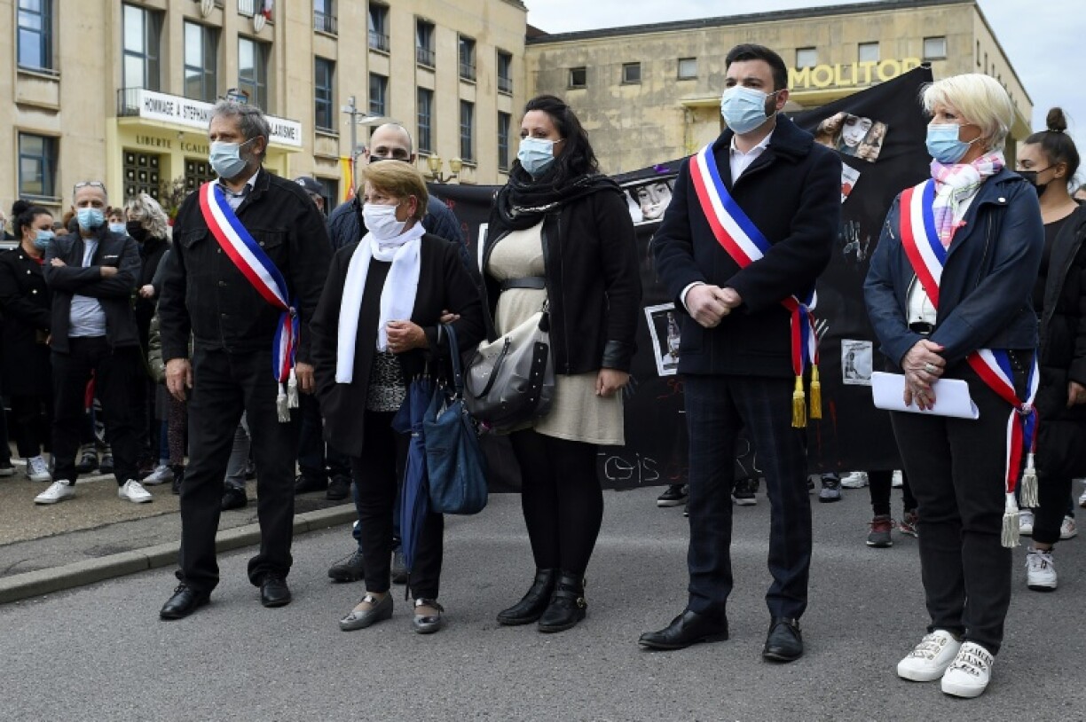 Plusieurs centaines de personnes participent à une marche blanche à Hayange en Moselle, le 26 mai 2021