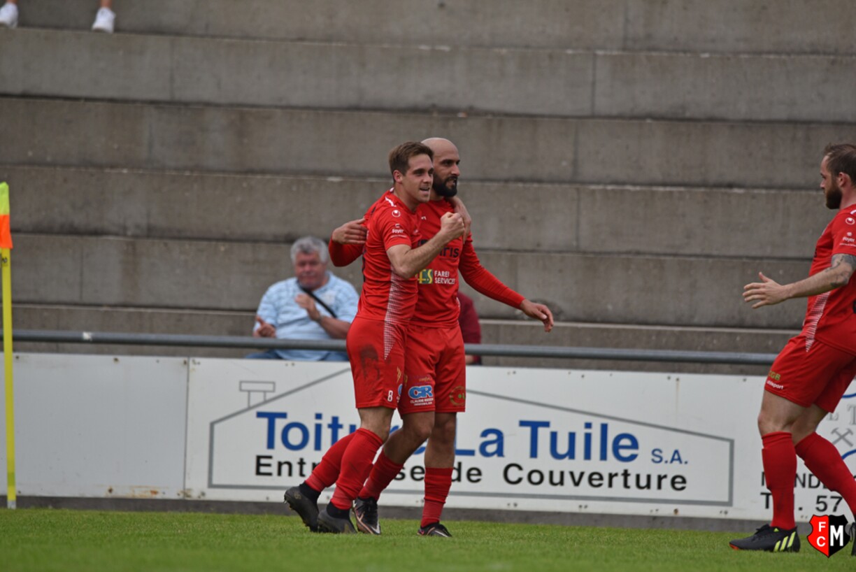 Johnny Amadei congratule Hassan Mbarki. Le buteur a retrouvé ses sensations au bon moment. Il faudra rester sur cette dynamique pour s'en sortir.