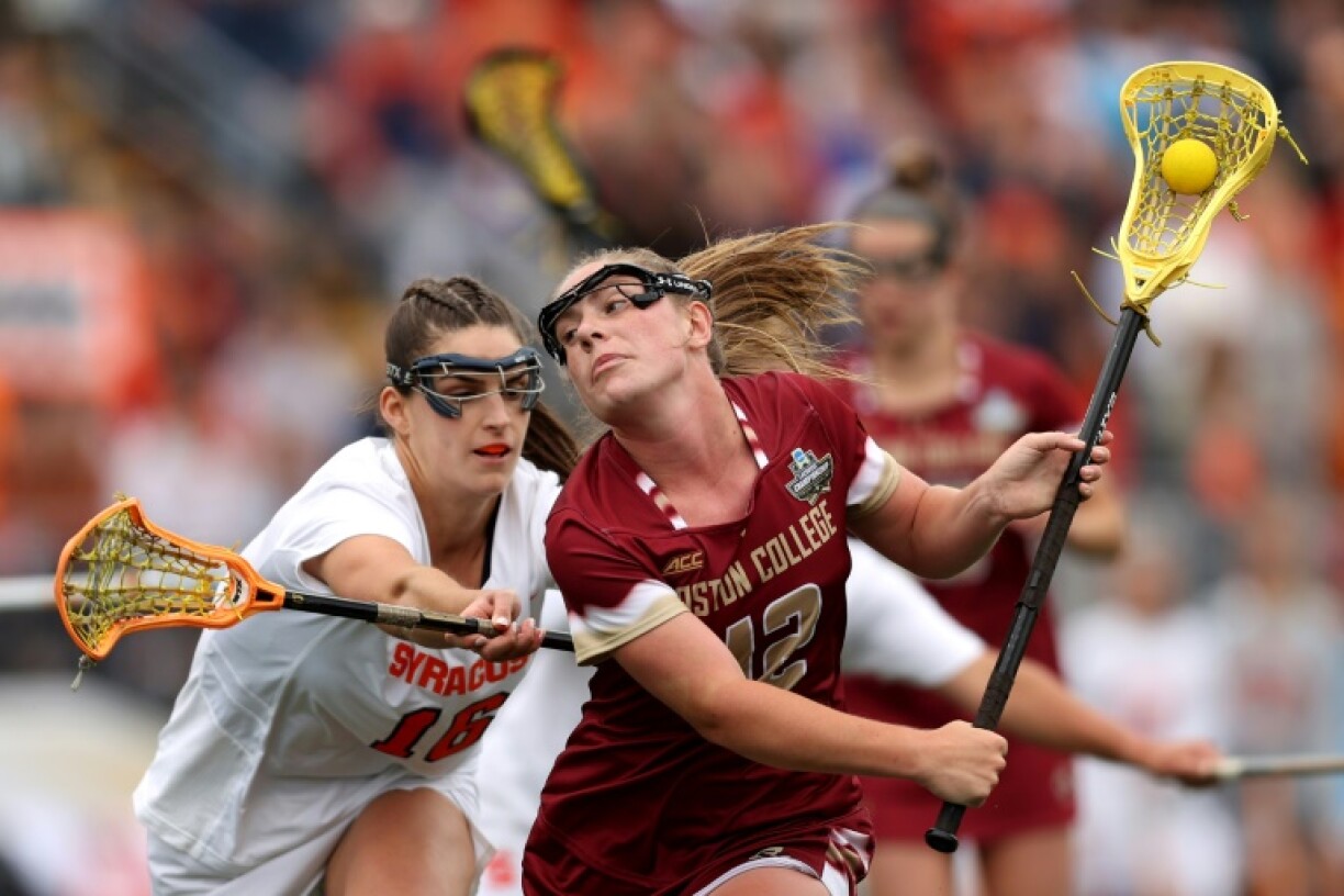 Cassidy Weeks des Boston College Eagles à la lutte avec Grace Fahey des Syracuse Orange lors de la saison NCAA 2021 du championnat féminin de Lacrosse au stade Johnny Unitas de Towson, Maryland, le 30 mai 2021