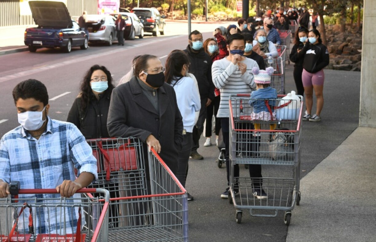 Des clients font la queue au supermarché, avant l'annonce du renforcement des mesures de confinement.