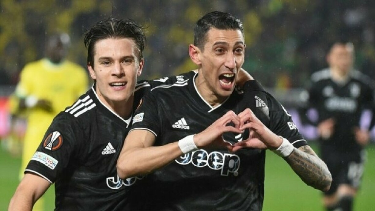 L'Argentin Angel Di Maria auteur d'un triplé à Nantes en Ligue Europa, félicité par Nicolo Fagioli, le 23 février 2023.