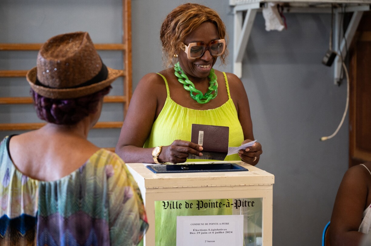 Une électrice votant en Guadeloupe, ce samedi.