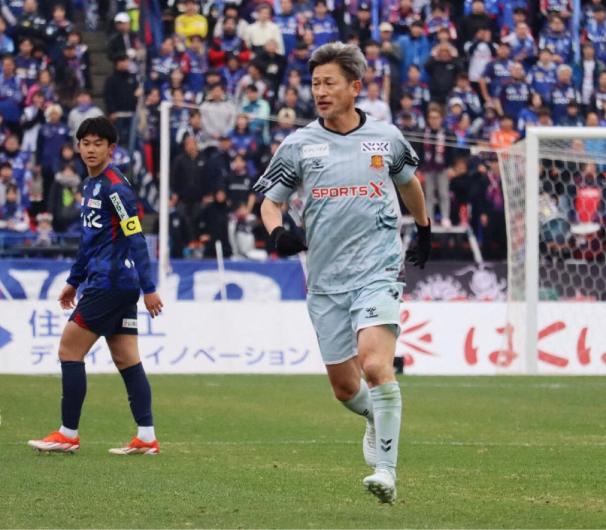 Kazuyoshi Miura, du Fukushima United FC, participe à un match officiel de la J-League contre le Ventforet Kofu, au JIT Recycle Ink Stadium de Kofu (préfecture de Yamanashi), le 7 février 2026.