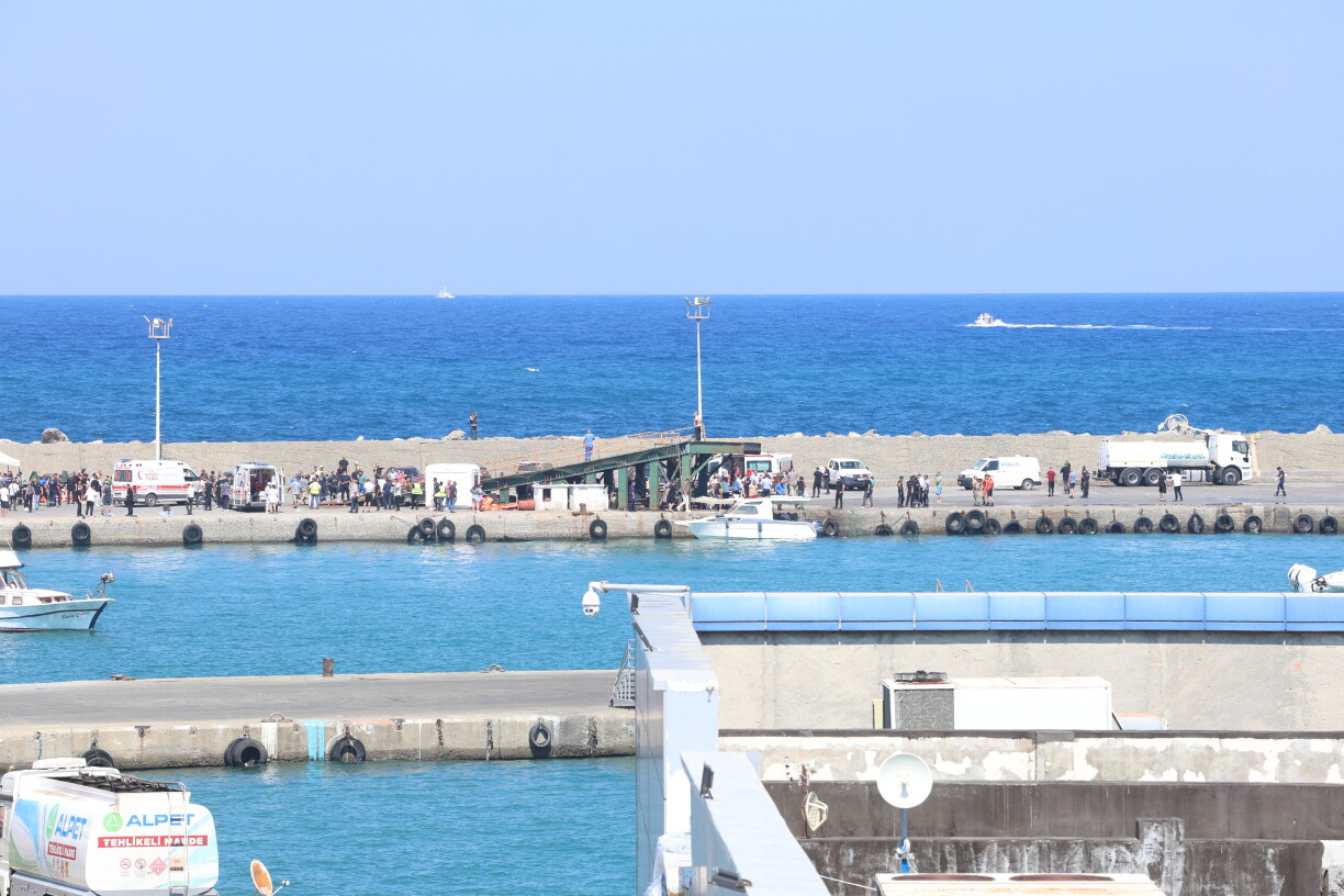 Les opérations de sauvetage se poursuivent pour un ferry qui prend l'eau au large de Kyrenia.
