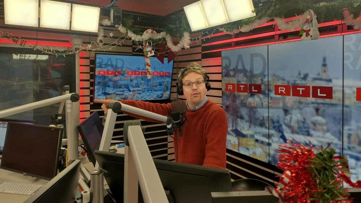 Den Animateur Jean-Marc Turmes kënnt am RTL-Bêtisier direkt e puer mol vir.