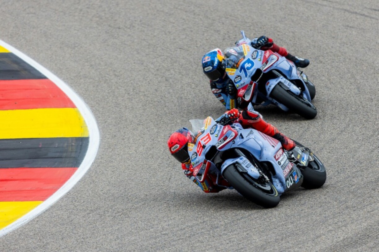 Le pilote espagnol de l'écurie Ducati-Gresini Marc Marquez devant son frère et équipier Alex Marquez lors du Grand Prix MotoGP d'Allemagne sur le circuit du Sachsenring le 7 juillet 2024.
