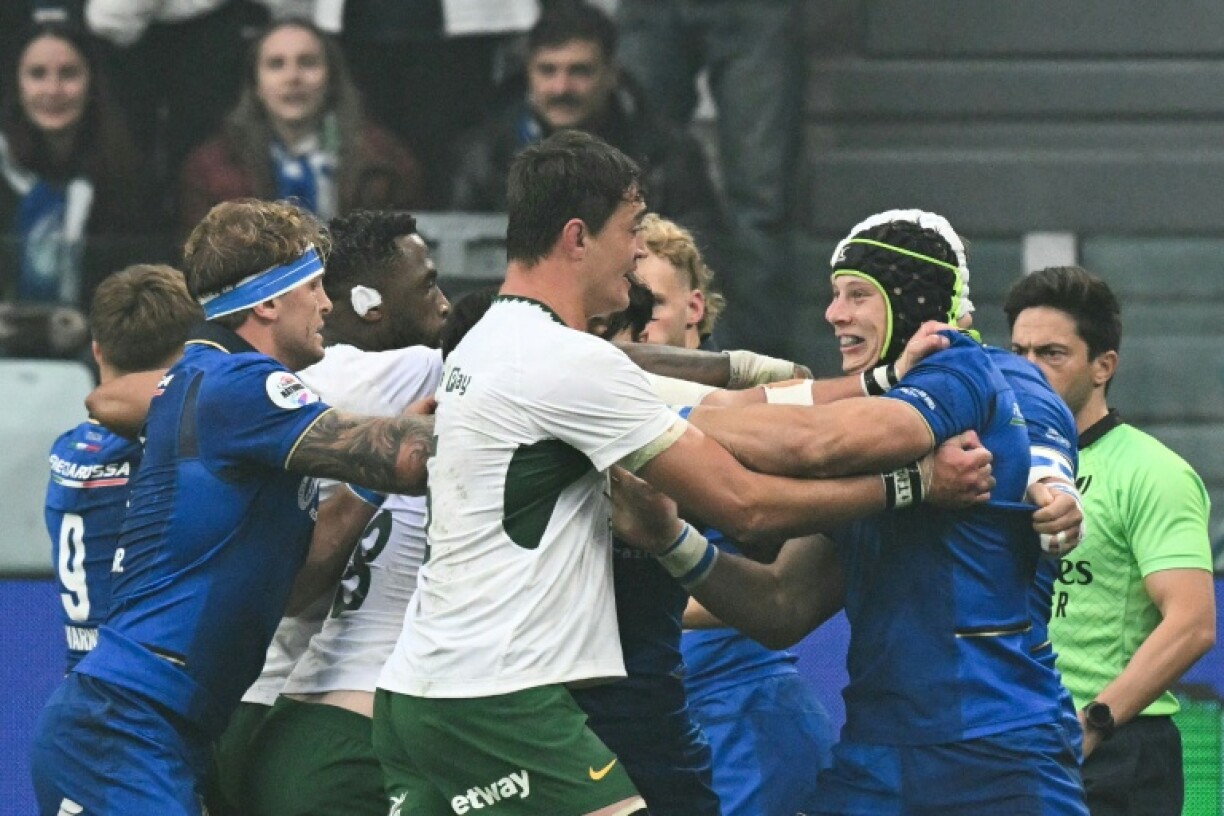 South Afria lock (C) Franco Mostert grapples with Italy flanker Ross Vintcent during last Saturday's game