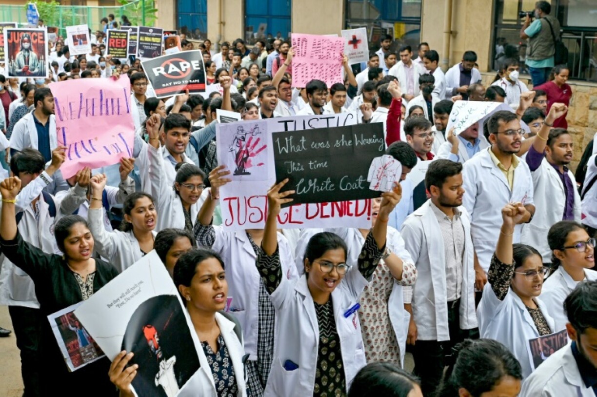 Les médecins indiens en grève pour condamner le viol et le meurtre d'une collège, à un hôpital de Bengaluru le 17 août 2024.