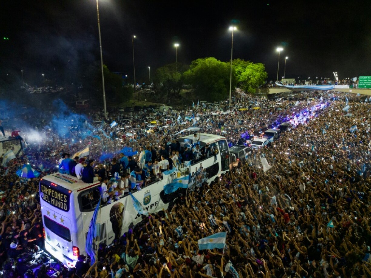 Le bus à impérial transportant la sélection argentine championne du monde, peu après son arrivée à Buenos Aires, le 20 décembre 2022