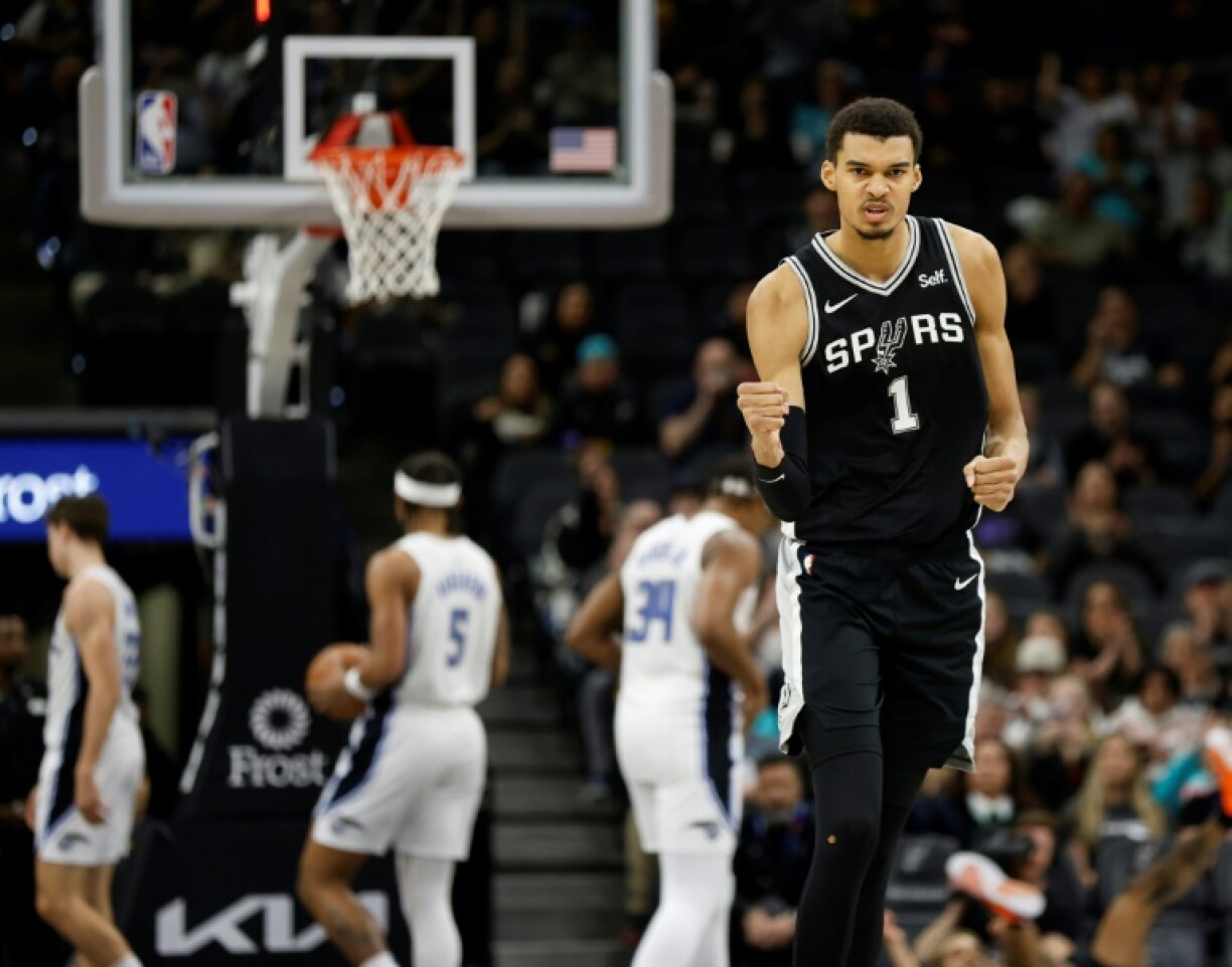 Le jeune Français Victor Wembanyama (#1) après avoir inscrit un panier lors d'un match de NBA entre sa franchise des Spurs et le Magic d'Orlando, le 31 janvier 2024 à San Antonio