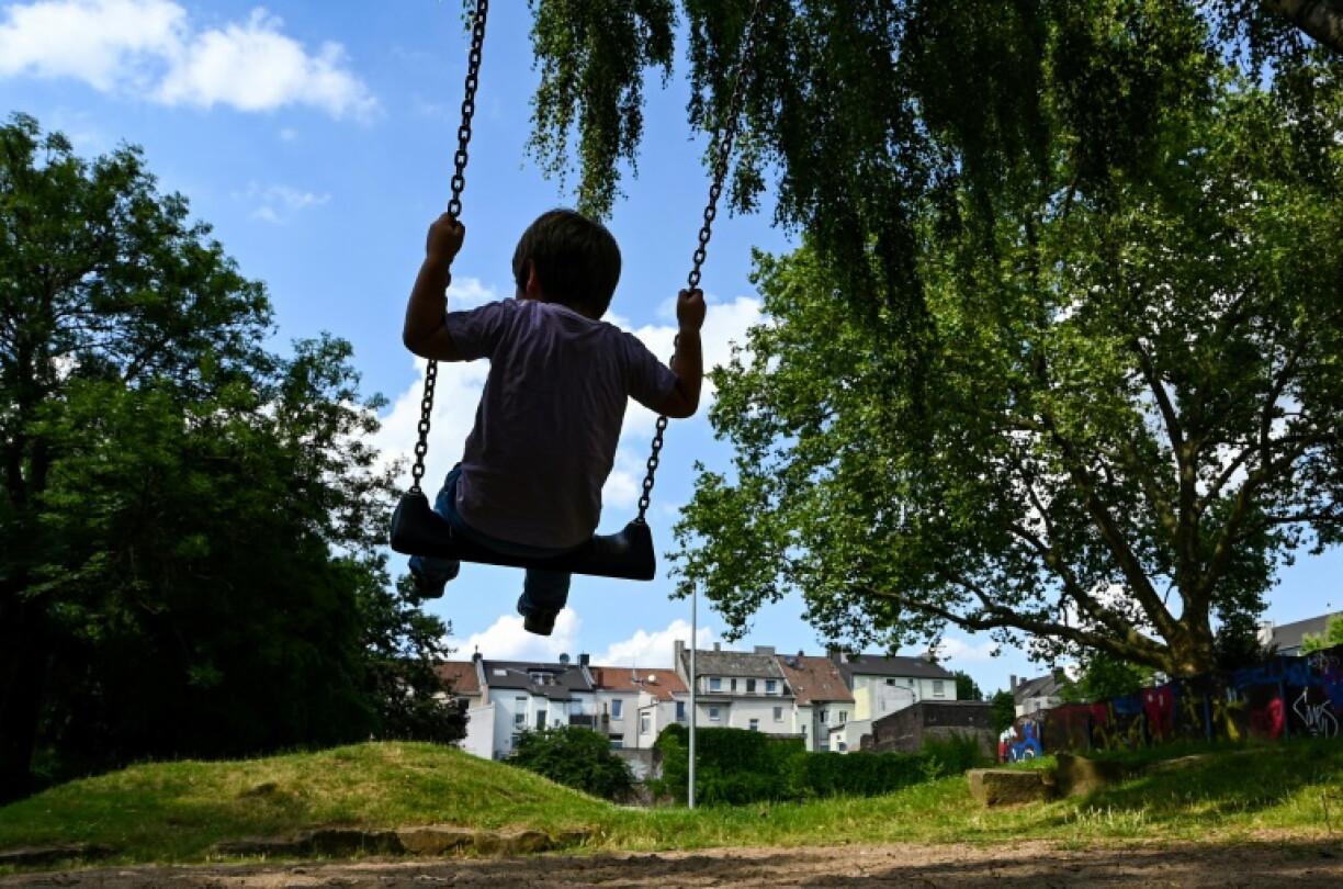 Der Kinderwunsch junger Menschen in Deutschland ist erstmals seit Jahren zurückgegangen. Wie das Bundesinstitut für Bevölkerungsforschung mitteilte, wünschen sich Frauen zwischen 18 und 39 Jahren im Schnitt rund 1,7 Kinder, Männer etwa 1,6 Kinder.