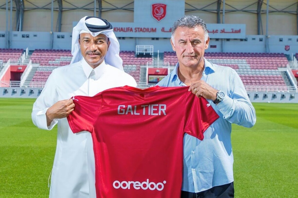 Photo Handout fournie par le club de football Qatari Al-Duhail le 12 octobre 2023 sur laquelle on voit Christophe Galtier présenter son nouveau maillot au coté du vice-président Khalifa Khamis al-Sulaiti à Doha MANDATORY CREDIT