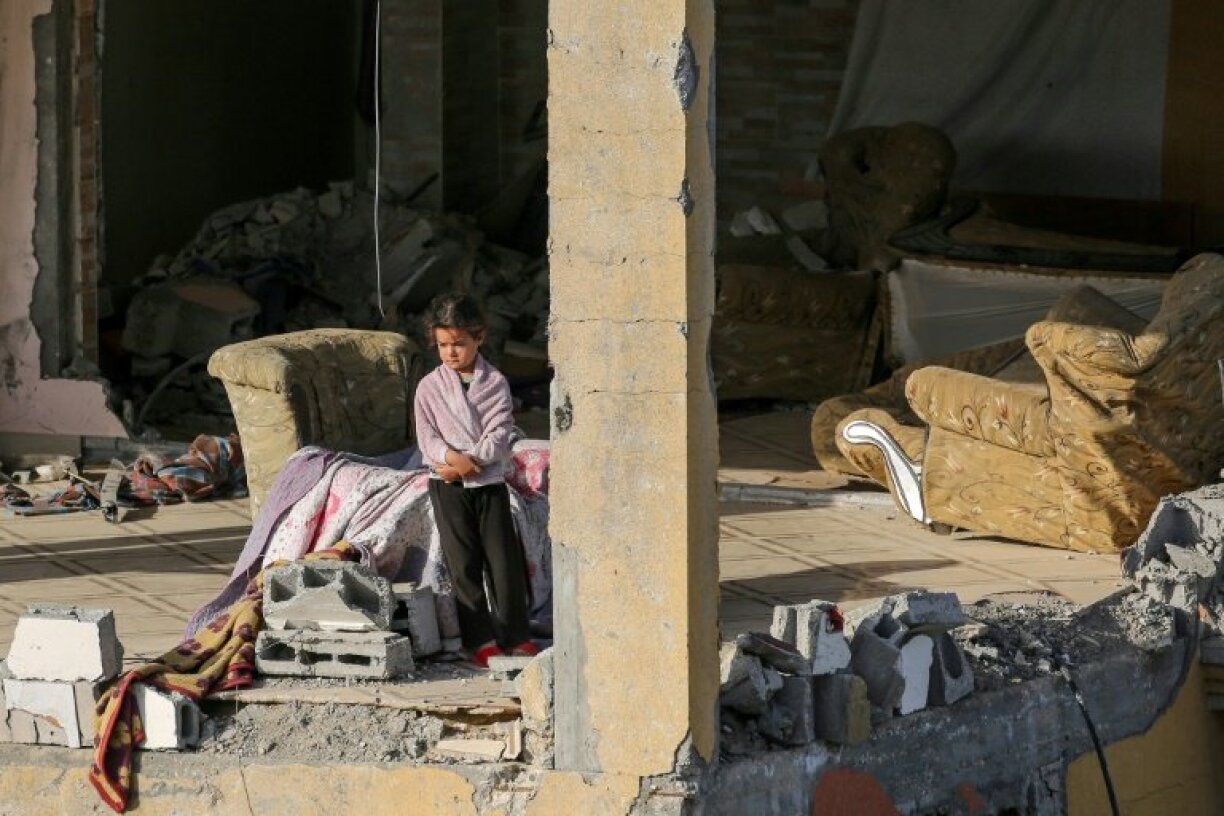 Une fillette dans un immeuble dévasté par les frappes israéliennes, à Bureij, dans le centre de la bande de Gaza, le 1er juin 2025.