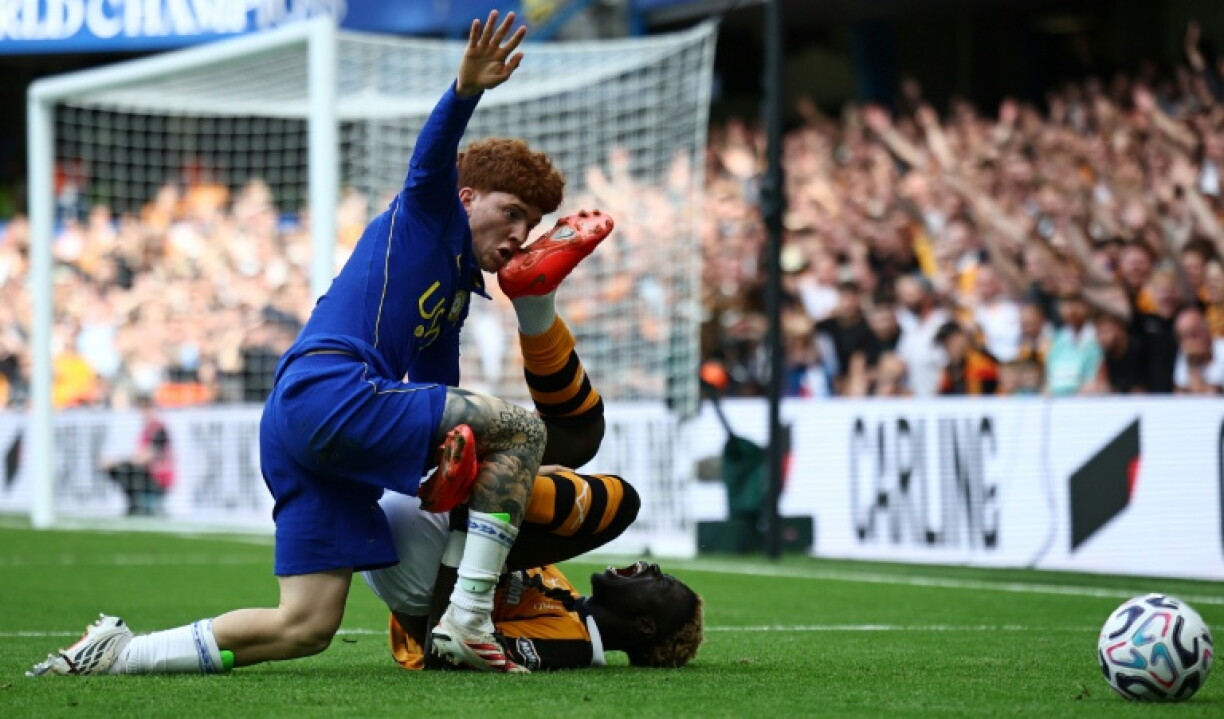 L'Argentin de Chelsea Valentín Barco (G) et le défenseur de Hull City Tim Iroegbunam lors du match nul 2 à 2 concédé par les Londoniens, le 12 septembre 2026 à Stamford Bridge