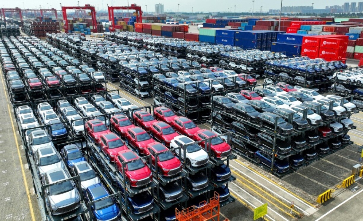 Des voitures électriques de la marque chinoise BYD attendent d'être chargées sur des cargos au terminal international de Taicang dans le port de Suzhou, dans l'est de la Chine.