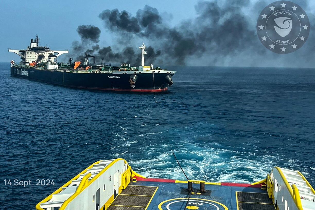 E Schëff vun der EU-Missioun "Aspides" schleeft e beschiedegte griicheschen Ueleg-Tanker am Roude Mier of (September 2024).