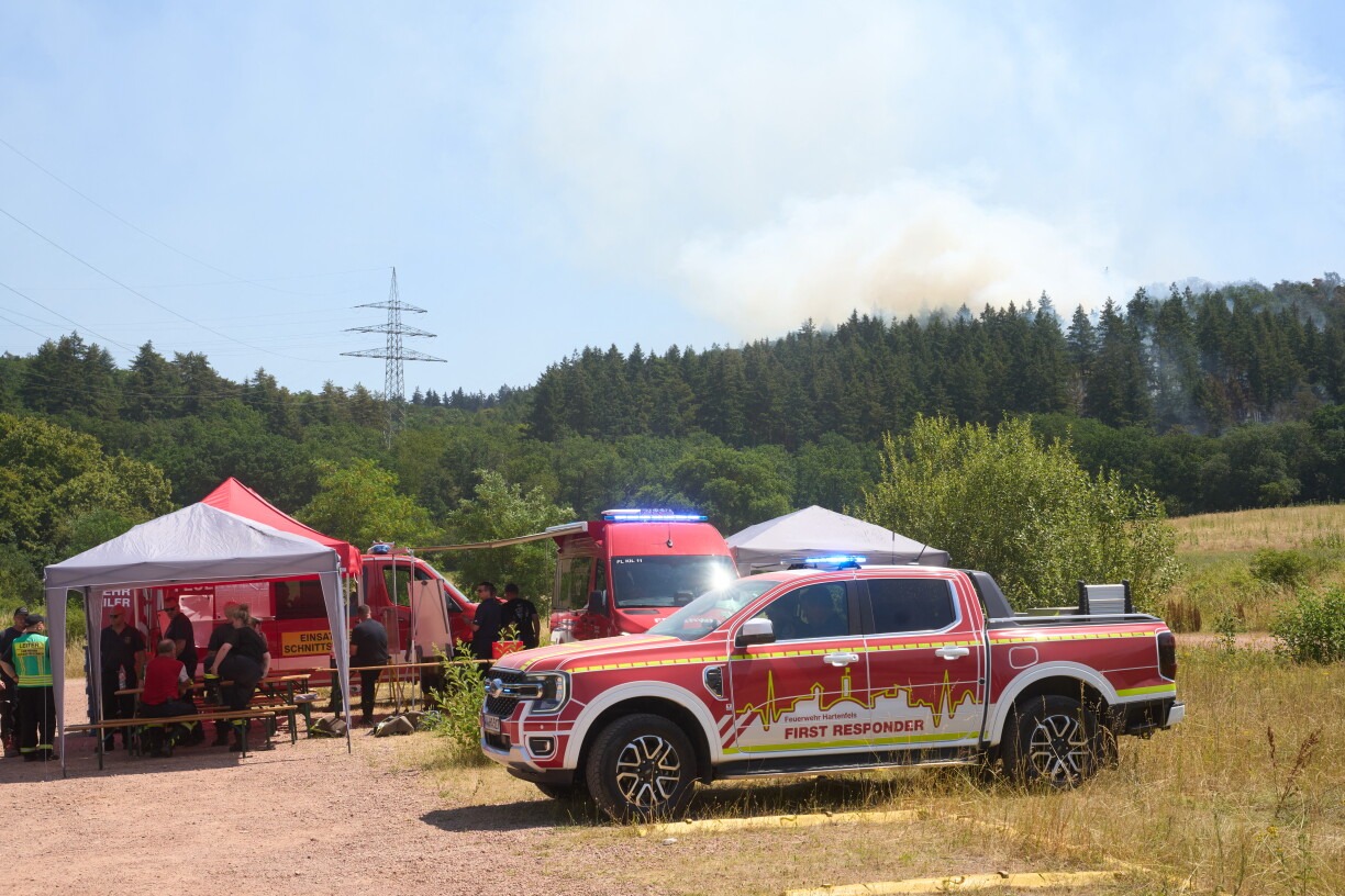 D'Rettungsekippe si beim Bëschbrand bei Bad Kreuznach am Asaz.