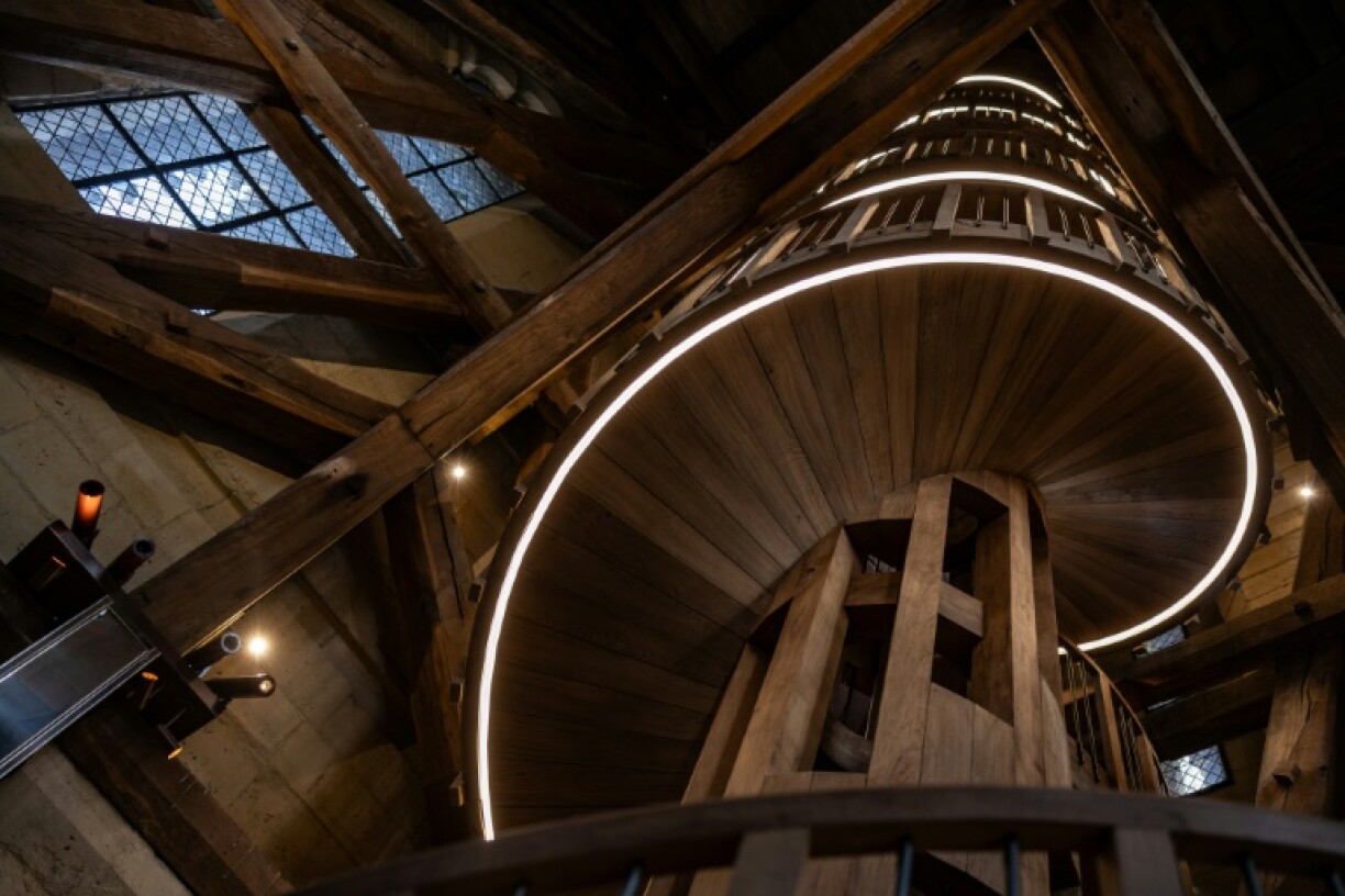 L'escalier en bois construit dans la tour sud de la cathédrale Notre-Dame de Paris, trois jours avant la réouverture au public du nouveau parcours de visite des tours du monument, le 17 septembre 2025