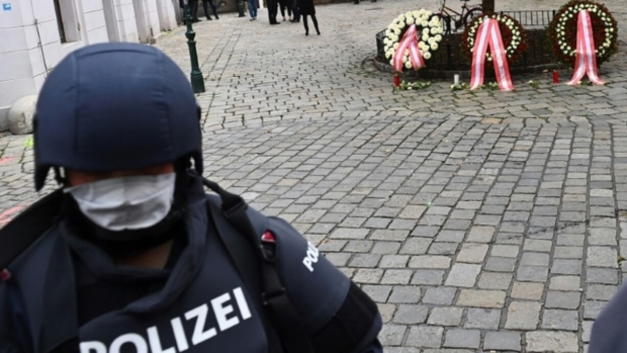 E Polizist op där Plaz zu Wien, wou et rezent eng Terrorattack gouf.