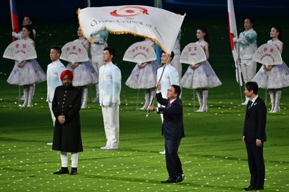 Governor of Aichi prefecture, Hideaki Omura (C), at the closing ceremony of the Hangzhou Asian Games