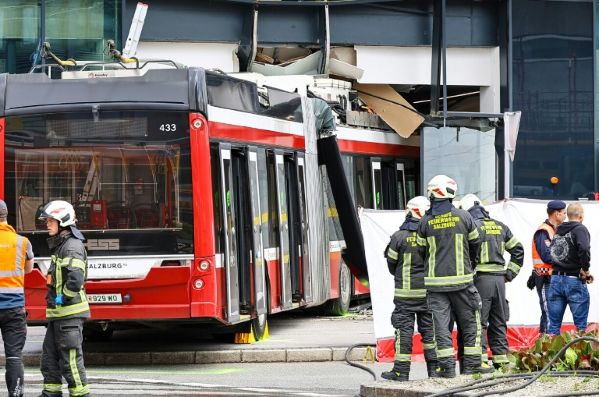 Des pompiers sur les lieux de l'accident à Salzbourg, le 20 avril 2026