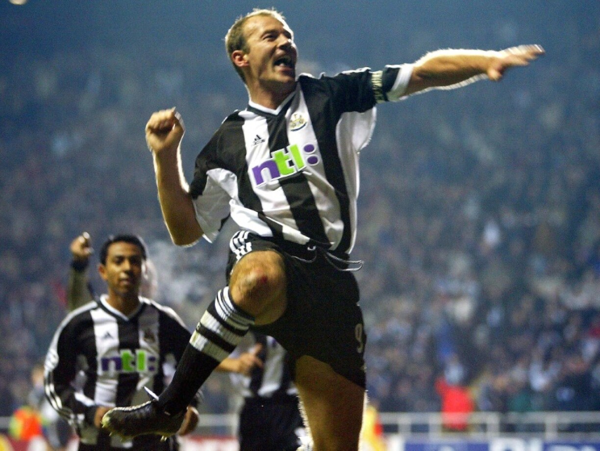 Alan Shearer, capitaine de Newcastle, célèbre son but inscrit sur penalty contre le Dynamo Kiev lors d'un match de Ligue des champions au stade St. James's Park de Newcastle, le 29 octobre 2002.