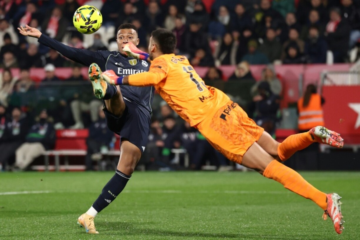 L'attaquant français du Real Madrid Kylian Mbappé et le gardien de Gérone Paulo Gazzaniga (à droite) le 30 novembre 2025 lors du match de la 14e journée de Liga