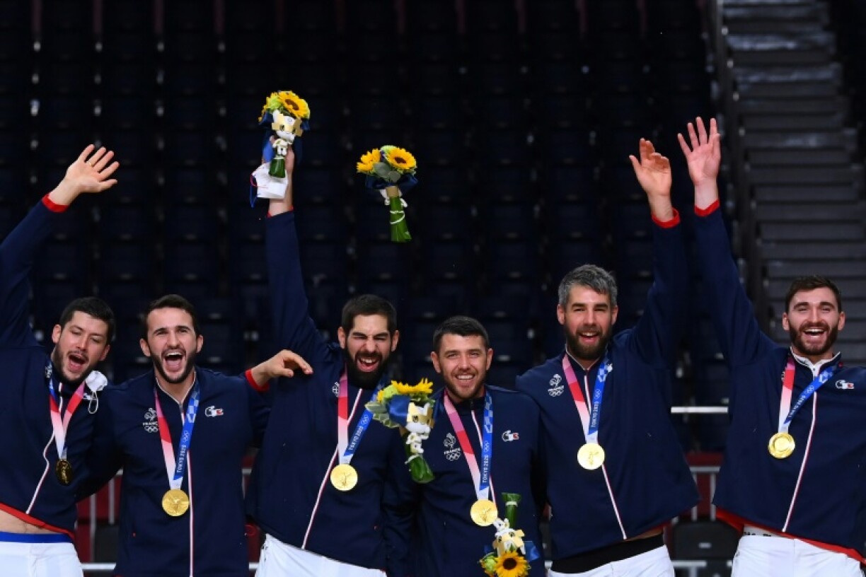 La joie des handballeurs français, champions olympiques après leur victoire en finale, 25-23 face au Danemark, le 7 août 2021 aux Jeux olympiques de Tokyo