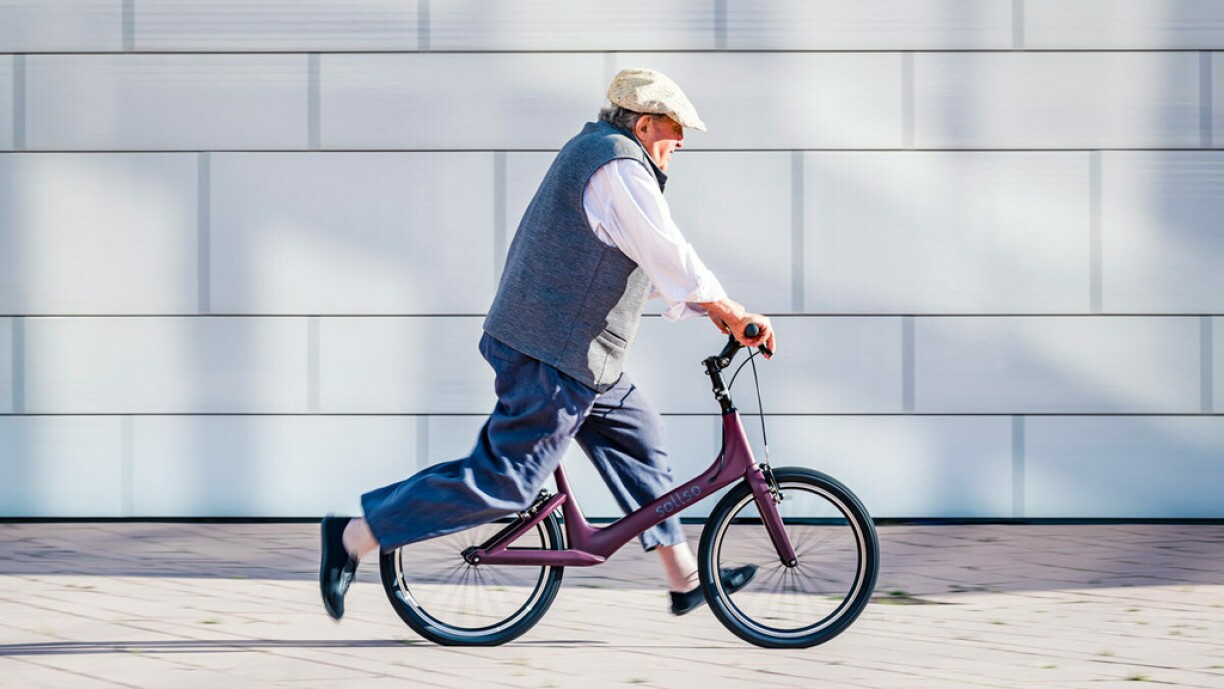 Den Albert Schnitzer ënnerwee mat sengem Lafvëlo