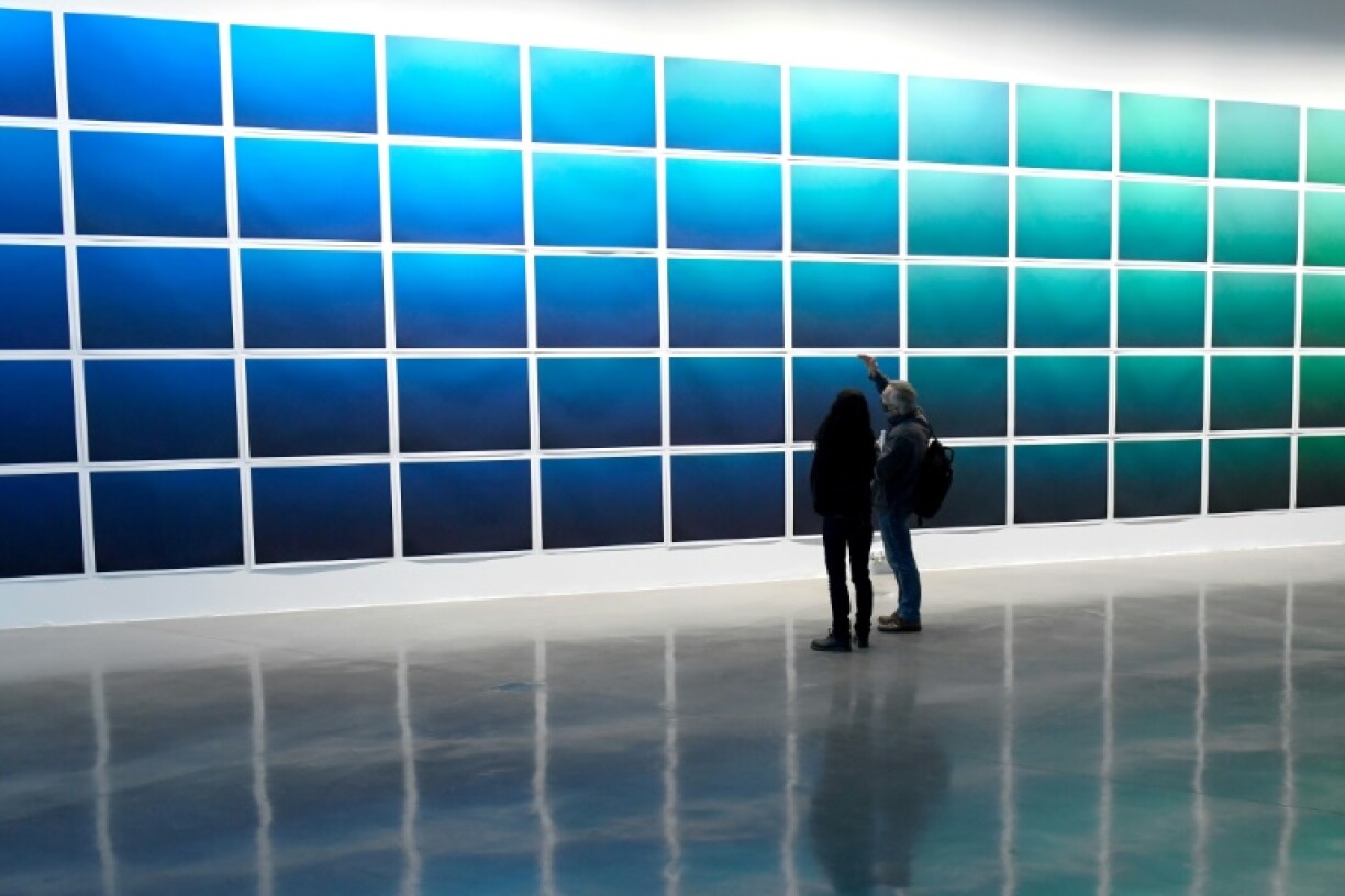 Une installation artistique représentant une palette des couleurs des fonds de la Méditerranée signée de l'apnéiste photographe Nicolas Floc'h, exposée à Marseille le 20 janvier 2021